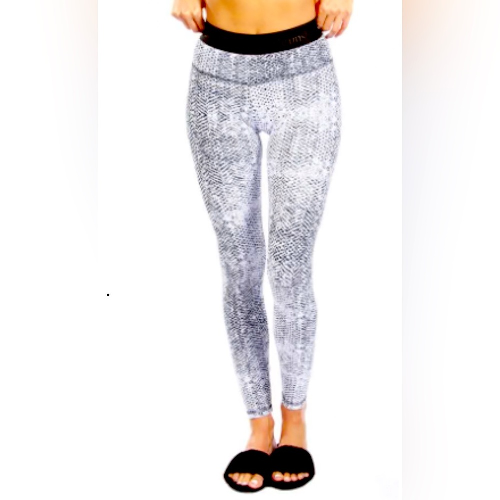 Strut This Black and White leggings NWOT
